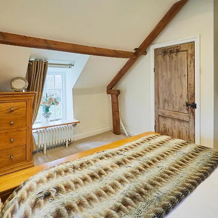 Host & - Colcott * Fylingthorpe