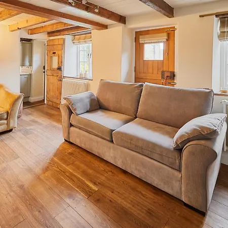 Host & - Colcott Fylingthorpe