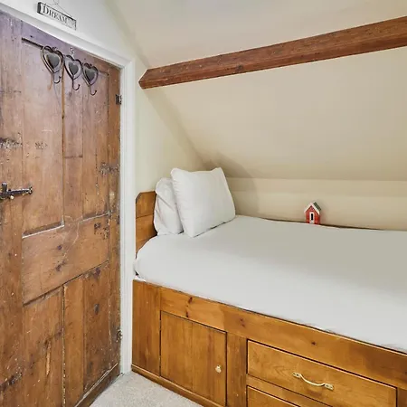 Host & - Colcott * Fylingthorpe